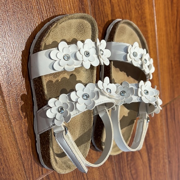 Toddler girl white flower sandals size 9 - Picture 2 of 3